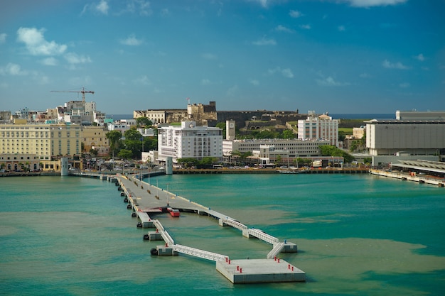 Schilderachtig uitzicht op de historische kleurrijke stad puerto rico in de verte met fort op de voorgrond san juan