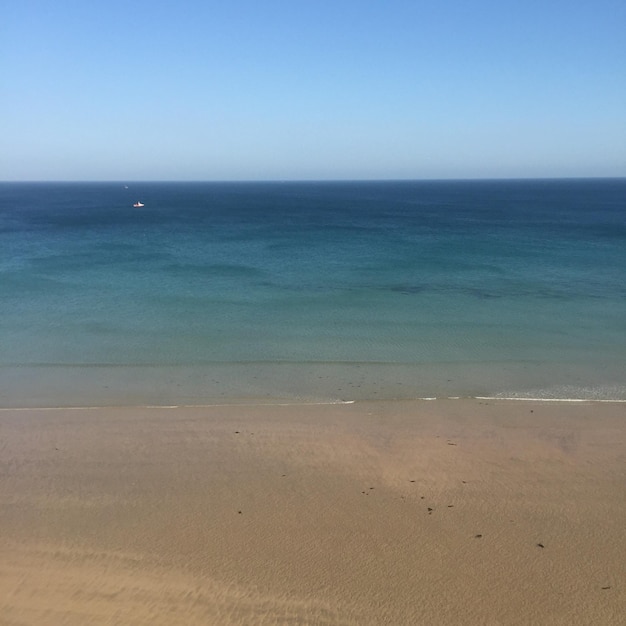 Schilderachtig uitzicht op de kust en de zee tegen een blauwe hemel
