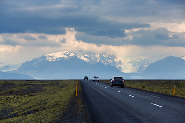 Schilderachtig uitzicht op de lange weg naar de gletsjer Skaftafell