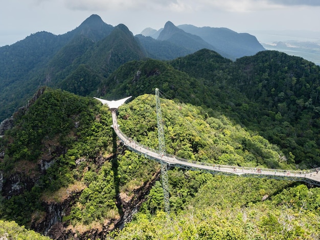 Schilderachtig uitzicht op de Langkawi Sky Bridge tussen de bergen tegen de lucht
