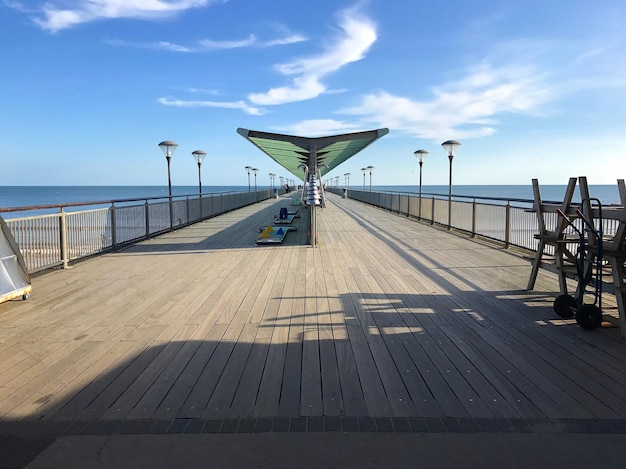 Schilderachtig uitzicht op de pier tegen de lucht