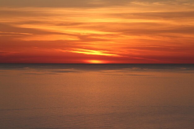 Schilderachtig uitzicht op de prachtige zonsondergang boven de zee