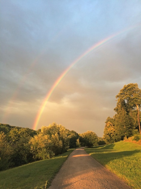 Schilderachtig uitzicht op de regenboog over de landelijke weg