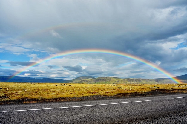 Schilderachtig uitzicht op de regenboog over het landschap tegen de lucht