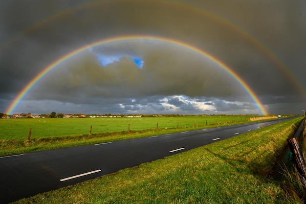 Schilderachtig uitzicht op de regenboog over het veld tegen de lucht