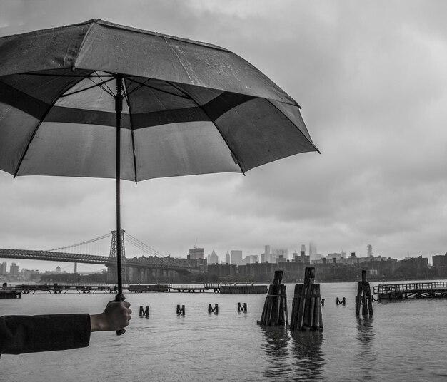 Foto schilderachtig uitzicht op de rivier door de stad tegen de lucht van new york