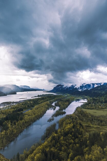 Foto schilderachtig uitzicht op de rivier door het landschap tegen de lucht
