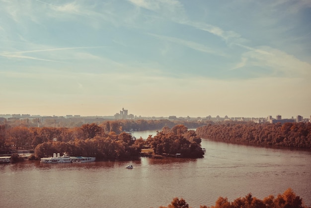 Schilderachtig uitzicht op de rivier in de stad