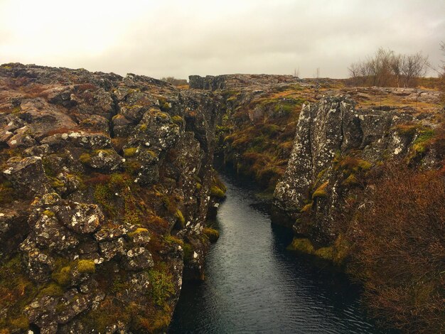 Foto schilderachtig uitzicht op de rivier te midden van rotsen tegen de lucht