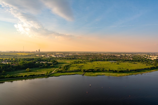 Schilderachtig uitzicht op de rivier tegen de hemel bij zonsondergang