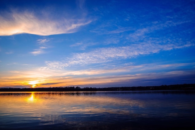 Schilderachtig uitzicht op de rivier tegen de hemel tijdens de zonsondergang