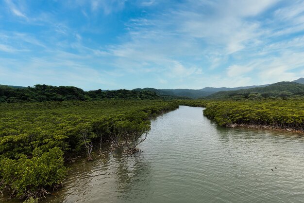 Foto schilderachtig uitzicht op de rivier tegen de lucht