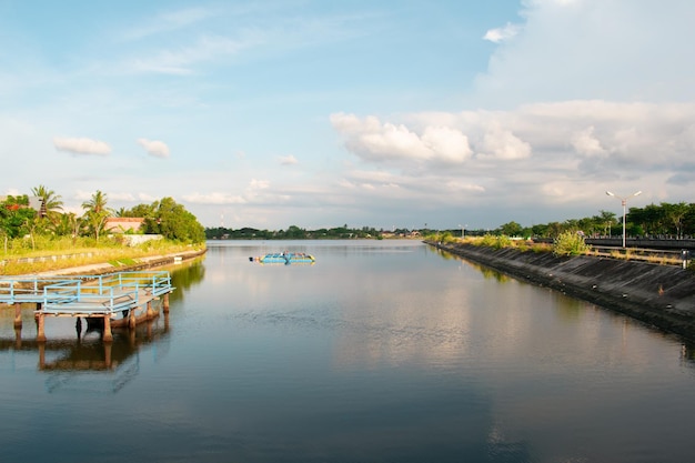 Foto schilderachtig uitzicht op de rivier tegen de lucht