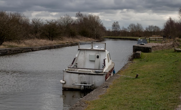 Foto schilderachtig uitzicht op de rivier tegen de lucht