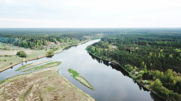 Foto schilderachtig uitzicht op de rivier tegen de lucht