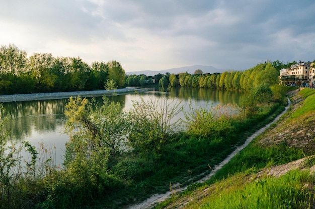 Schilderachtig uitzicht op de rivier tegen de lucht