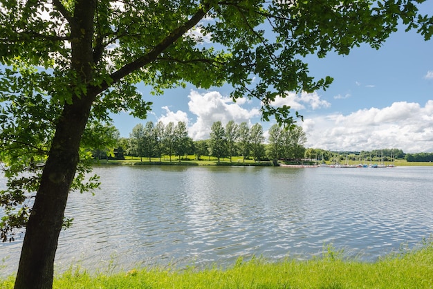 Schilderachtig uitzicht op de rivier tegen een bewolkte lucht op een zonnige dag