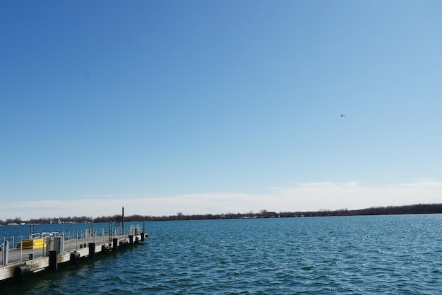 Schilderachtig uitzicht op de rivier tegen een heldere blauwe lucht op een zonnige dag