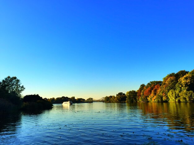 Foto schilderachtig uitzicht op de rivier tegen een heldere blauwe lucht