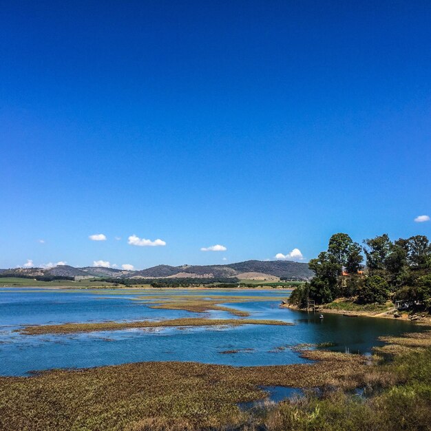Schilderachtig uitzicht op de rivier tegen een heldere blauwe lucht
