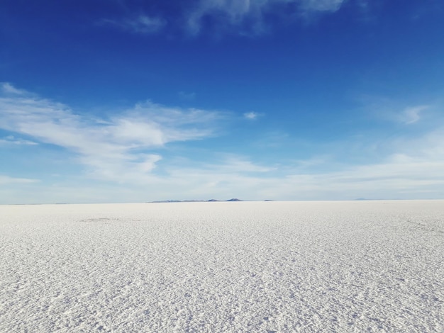 Schilderachtig uitzicht op de salar de uyuni tegen de blauwe hemel