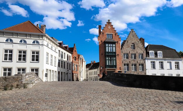 Schilderachtig uitzicht op de stad van de Brugse gracht met prachtige middeleeuwse gekleurde huizen