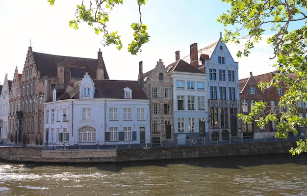 Schilderachtig uitzicht op de stad van het Brugse kanaal met prachtige middeleeuwse Vlaamse gekleurde huizen