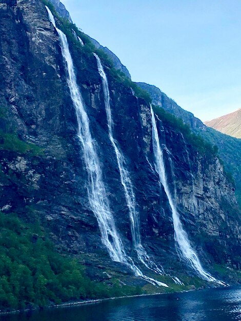 Foto schilderachtig uitzicht op de waterval tegen de hemel