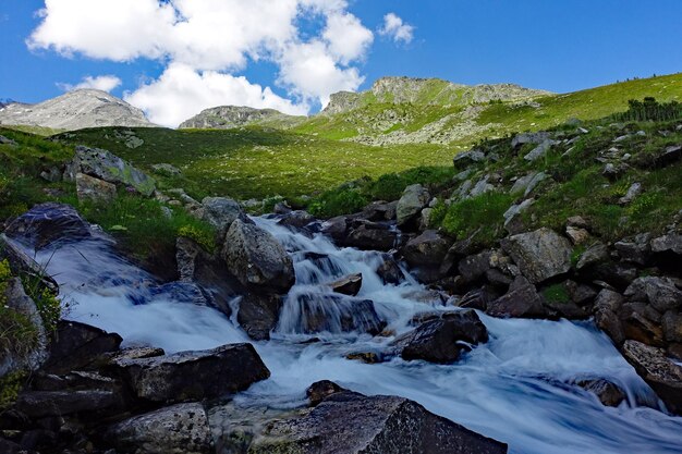 Foto schilderachtig uitzicht op de waterval tegen de hemel