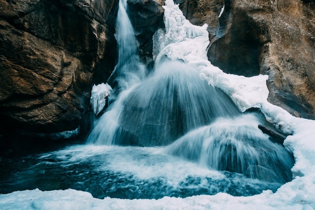 Schilderachtig uitzicht op de waterval tegen de rotsen