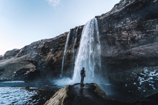 Schilderachtig uitzicht op de waterval tegen een rotsformatie