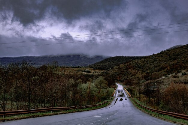 Foto schilderachtig uitzicht op de weg door de bergen tegen de lucht