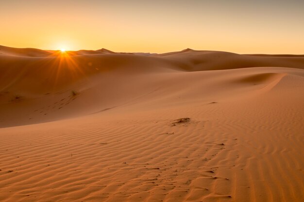 Foto schilderachtig uitzicht op de woestijn tegen de hemel bij zonsondergang