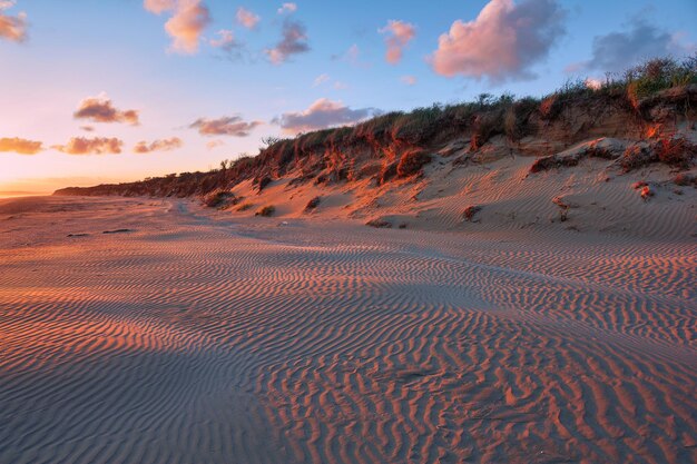 Foto schilderachtig uitzicht op de woestijn tegen de hemel bij zonsondergang