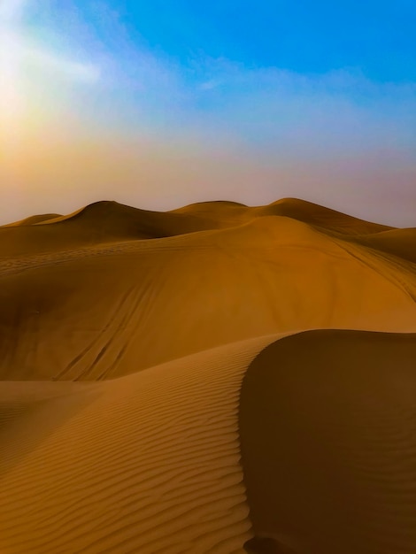 Schilderachtig uitzicht op de woestijn tegen de hemel bij zonsondergang