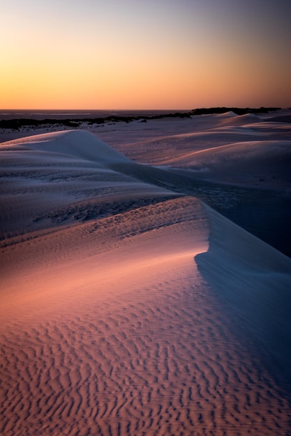 Foto schilderachtig uitzicht op de woestijn tegen de hemel tijdens de zonsondergang