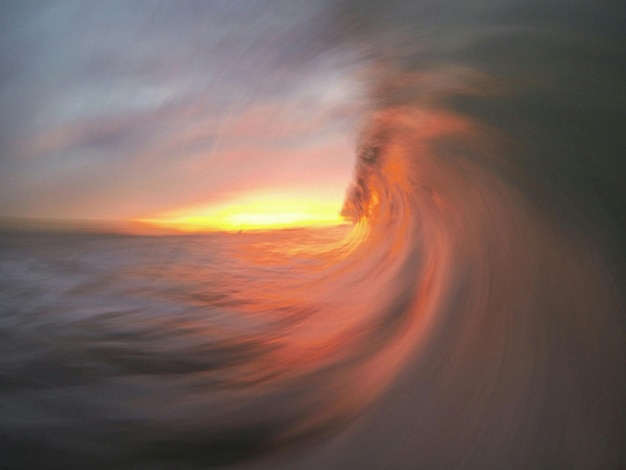 Schilderachtig uitzicht op de zee bij zonsondergang