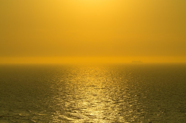 Foto schilderachtig uitzicht op de zee bij zonsondergang