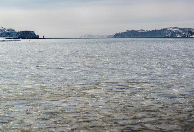 Schilderachtig uitzicht op de zee in Rusland