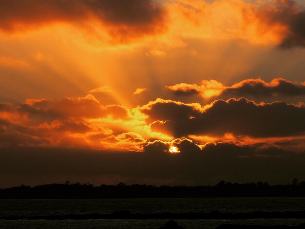 Foto schilderachtig uitzicht op de zee tegen de dramatische hemel bij zonsondergang