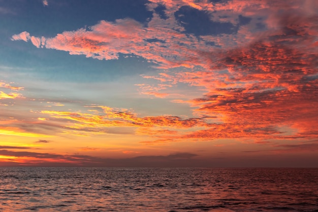 Schilderachtig uitzicht op de zee tegen de dramatische hemel bij zonsondergang