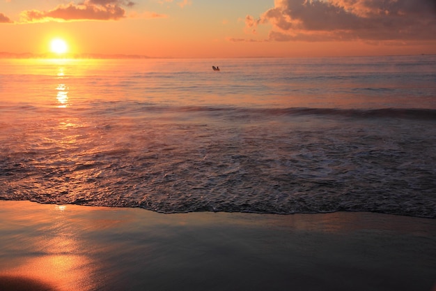 Schilderachtig uitzicht op de zee tegen de dramatische hemel bij zonsondergang