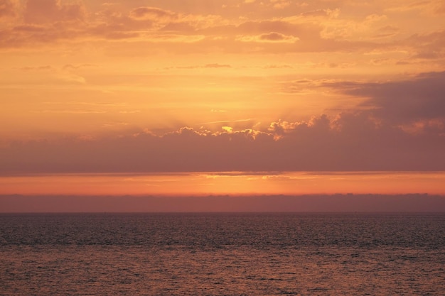 Schilderachtig uitzicht op de zee tegen de dramatische hemel bij zonsondergang