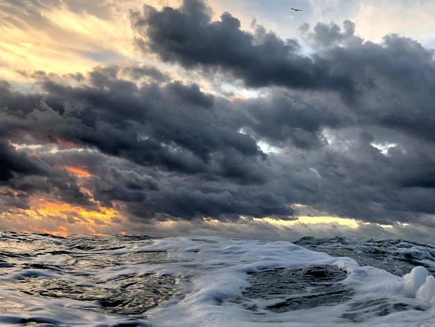 Foto schilderachtig uitzicht op de zee tegen de dramatische hemel bij zonsondergang