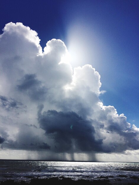 Foto schilderachtig uitzicht op de zee tegen de dramatische lucht