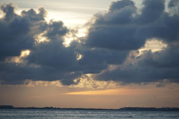 Schilderachtig uitzicht op de zee tegen de dramatische lucht