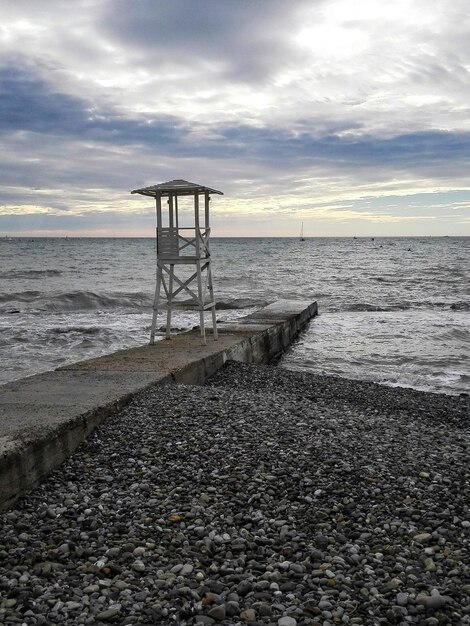 Schilderachtig uitzicht op de zee tegen de hemel bij zonsondergang