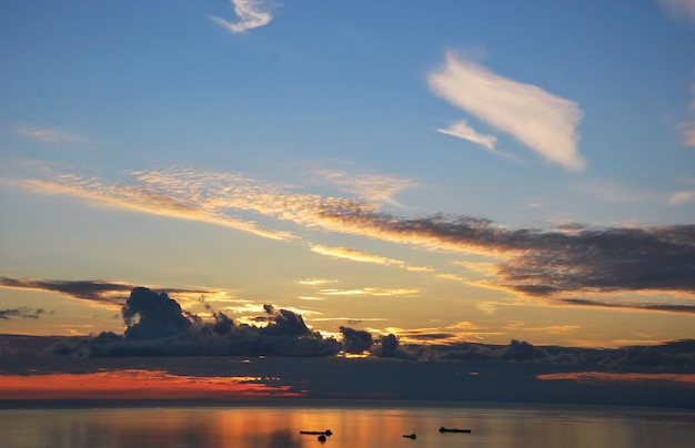 Schilderachtig uitzicht op de zee tegen de hemel bij zonsondergang
