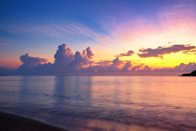 Schilderachtig uitzicht op de zee tegen de hemel bij zonsondergang