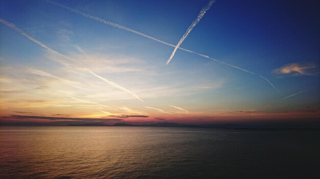 Schilderachtig uitzicht op de zee tegen de hemel bij zonsondergang
